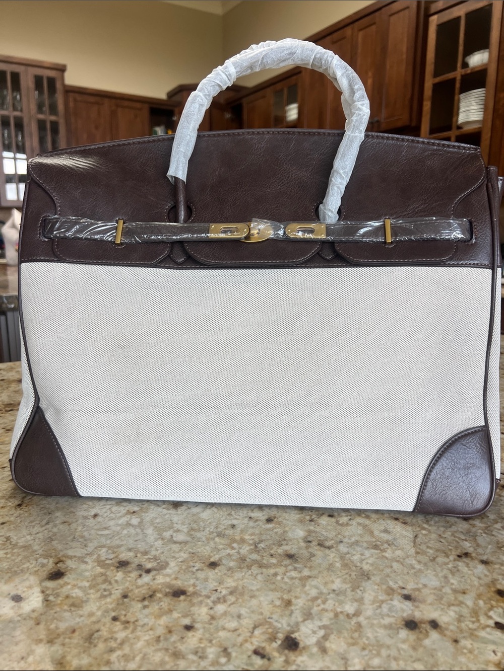 VELANTRA WEEKENDER BAG NWT, includes strap - Picture 2 of 12